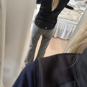 Grå jeans - Säljer ett par gråa högmidjade, bootcut jeans från Gina Tricot i storlek 32. Jeansen är använda men i gott skick. 