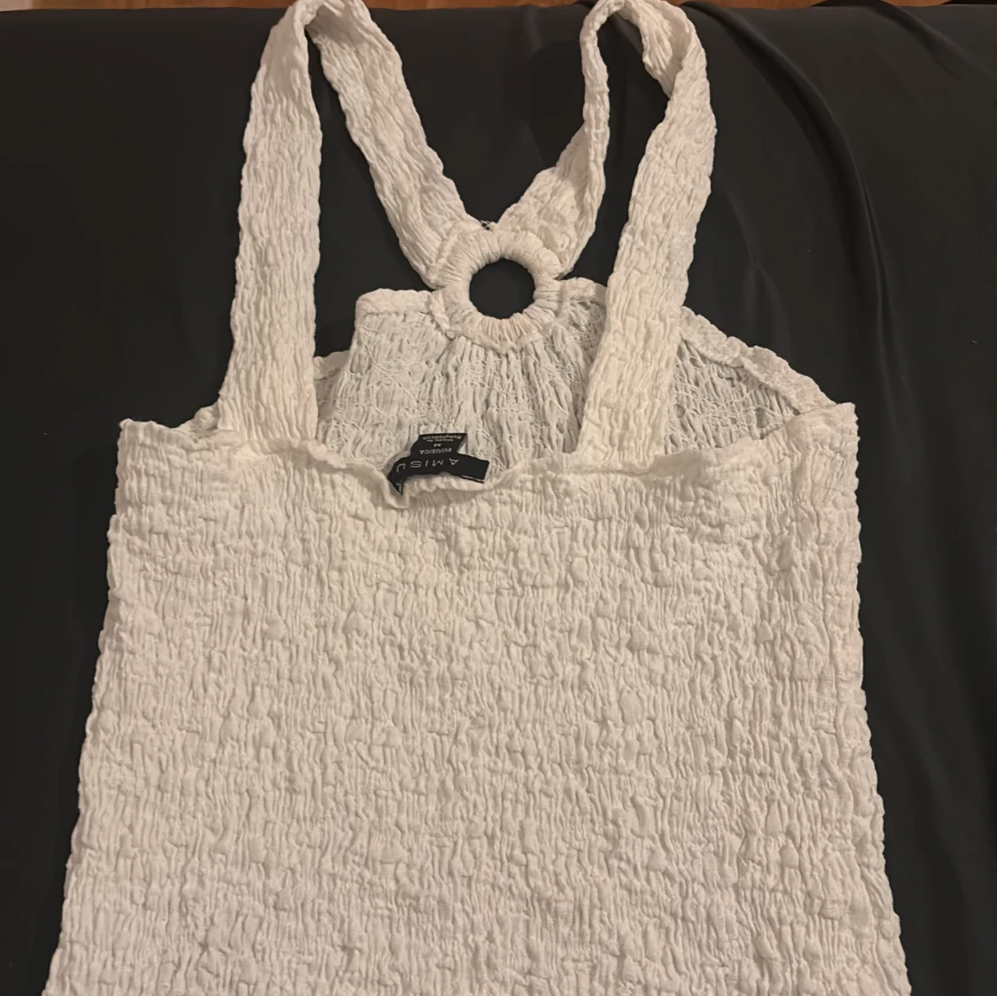 Vit ärmlös topp med ringdetalj - 1