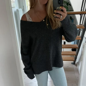 Mörkgrå stickad tröja - Jättefin grå tröja! Färgen ser ut som på andra bilden💞lite nopprig men annars fint skick