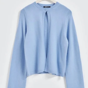 Ljusblå kofta  - Ljusblå söt kofta från Ginatricot, använd ett par gånger så den är i nyskick. Nypris 359:-