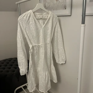 Vit klänning  - Jättesöt vit klänning med knytning i midjan🌸 den är från avdelningen ”mama” vilket jag inte märkte när jag köpte den men den passar precis som en vanlig XS 🤩 Använd 1 gång så den är i väldigt fint skick. 100% bomull. Skriv meddelande vid frågor/fler bilder 🩷