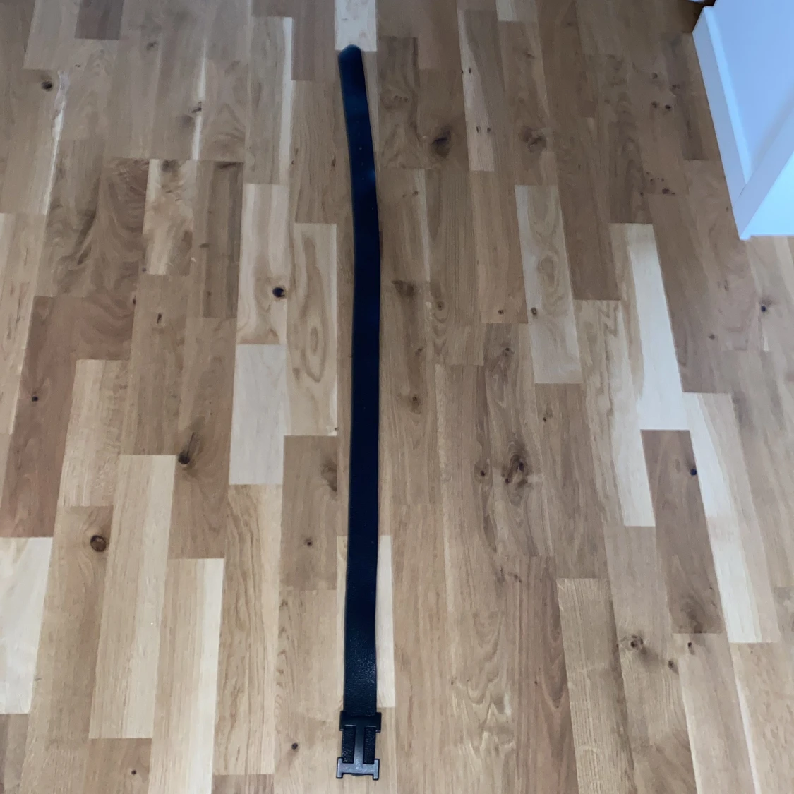 Svart skärp med H-spänne - 2