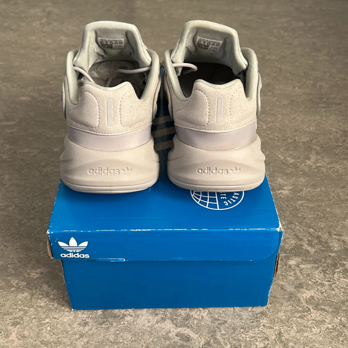 Grå Adidas Ozelia  - 4