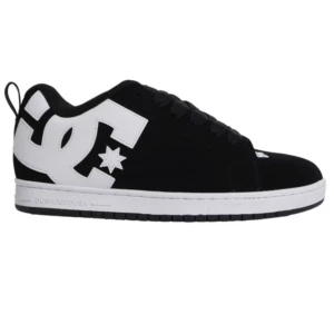 Svarta DC Skor - Snygga svarta DC skor i storlek 38. Helt nya, oöppnade. Råkade köpa 2 par så säljer ena paret som blev över. Köpta från officiella sidan och kommer postas i original paketering. Skriv om du har några funderingar!