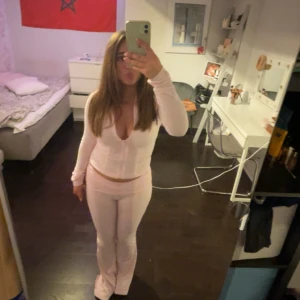 Rosa mjukisätt  - Säljer detta rosa mjukisätt från Gina tricot som är helt nytt använt några få gånger. Väldigt skönt material och funkar som både chill outfit men även till gymmet. Pris kan diskuteras men den är somsagt väldigt ny🥰
