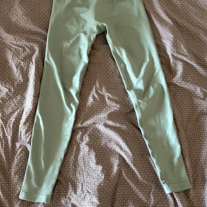 Turkosa träningsbyxor från DFYNE - Snygga ljusgröna träningsbyxor från DFYNE i färgen Palm green som är i superbra skick. Är i storlek M i modellen impact, men passar lika bra på S🥰 hör av dig om du har frågor eller vill ha fler bilder. Pris kan absolut diskuteras vid snabb affär🥰