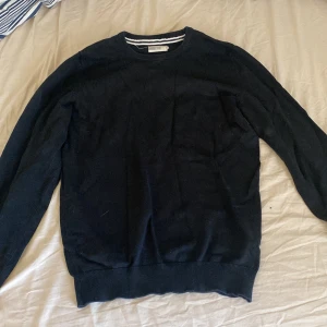 Svart tröja från Pier One - Säljer en stilren svart tröja från Pier One. Den är inte mycket använd❤️