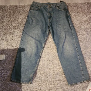 Baggy ljusblåa jeans från Zara - Inget speciellt eller märkvärdigt. Helt vanliga baggy jeans från Zara. Storlek 46 är motsvarigt till xl. Längden på byxorna är            112 cm