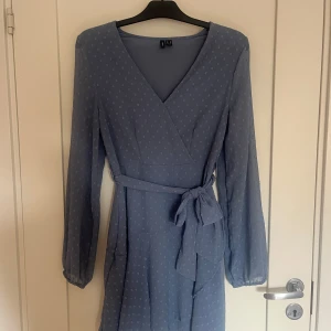 Blå klänning från Vero Moda - Säljer nu denna superfina blåa klänningen från Vero Moda😍 Den är i superfint skick och passar perfekt som skolavslutningaklänning eller bara till sommaren💕Säljer för 200kr (Nypris ca 450kr)! Hör av dig om du är intresserad eller har frågor💕 ⚠️KÖPER STÅR FÖR FRAKT OM DET TILLKOMMER!