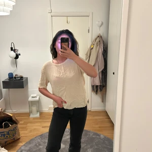 Beige blus  - Säljer en luftig beige blus med korta ärmar från Samsoe. I storlek S