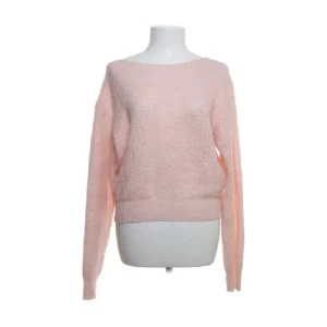 Ljusrosa stickad tröja från MNG - Säljer en ljusrosa stickad tröja från MNG. Jättefin tröja som man kan bära på olika sätt, man kan ha den one-sholder som jag har på bild 4a men även vanligt🩷🩷passar M och S storleksmässigt! 