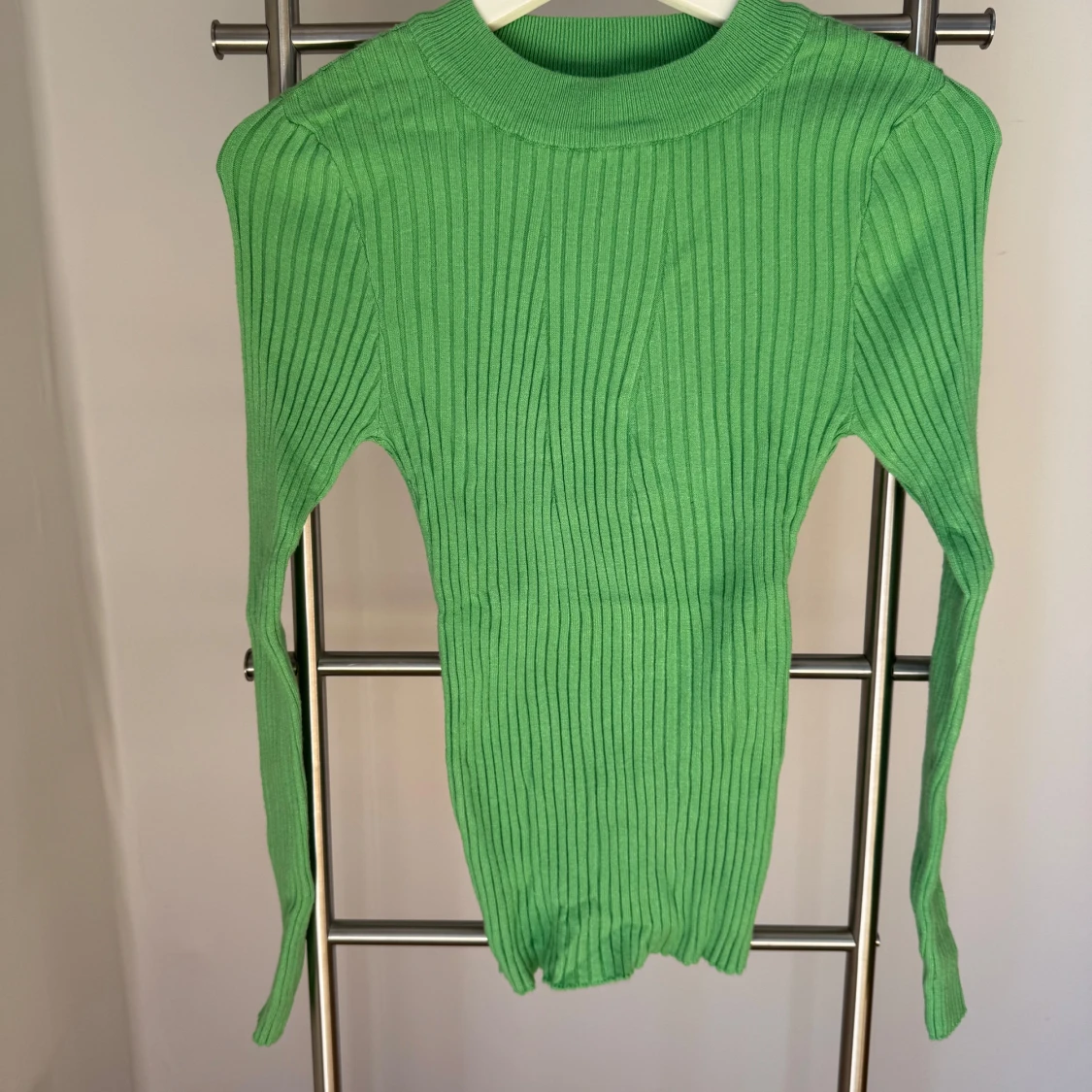 Ny, oanvänd, ärtgrön tröja från Pieces