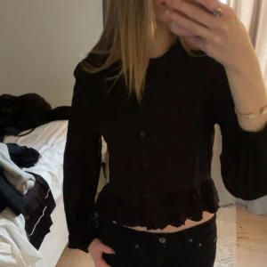 Svart blus med volangdetaljer  - Säljer denna söta blus från Zara då den inte kommer till användning nå mer