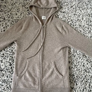 John Henric Kashmir  - Säljer nu denna riktigt snygga Kashmir hoodien i storlek S. Den är i ett bra skick förutom på armbågen som syns på bild 2. Pris kan diskuteras !!