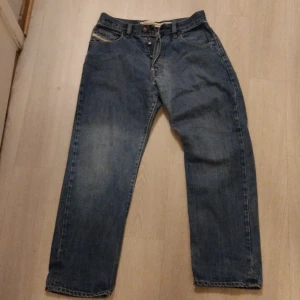 Blå jeans från Diesel - Säljer ett par klassiska blå jeans från Diesel. De har en straight passform med två fram och bak fikor