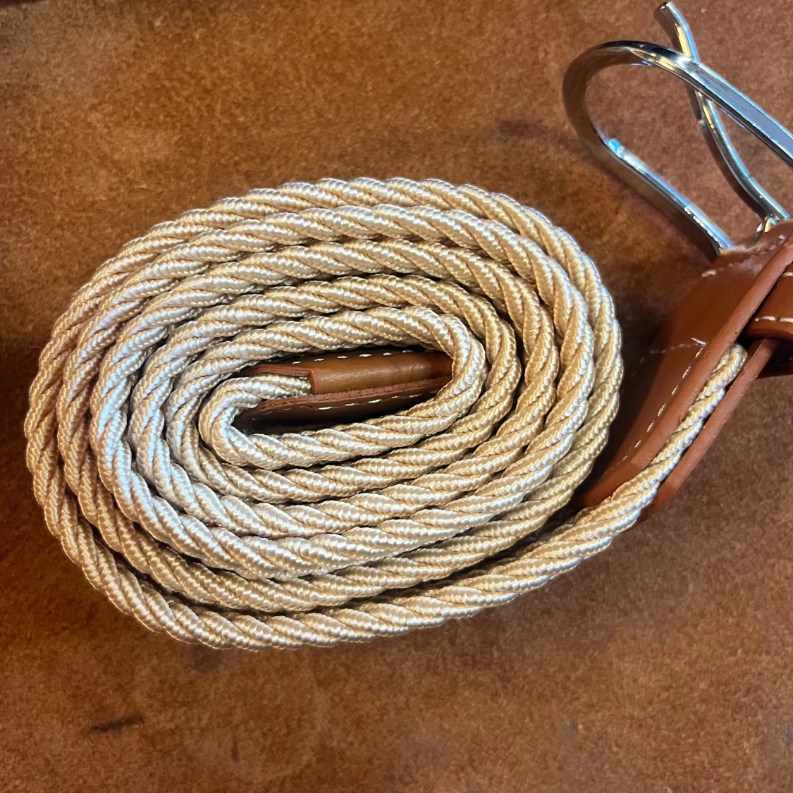 Beige flätat bälte med silverfärgat spänne - 1