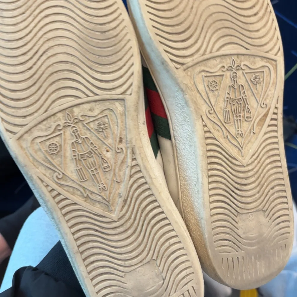 Snygga Gucci sneakers i vitt med ett iögonfallande ormmotiv på sidan. Skorna har de klassiska gröna och röda ränderna och är tillverkade i skinn. Perfekta för den som vill ha en stilren men unik look. Använda men inga skavanker ( box medföljer inte ), storlek 47. Pris går att diskuter! ✅. Kengät.