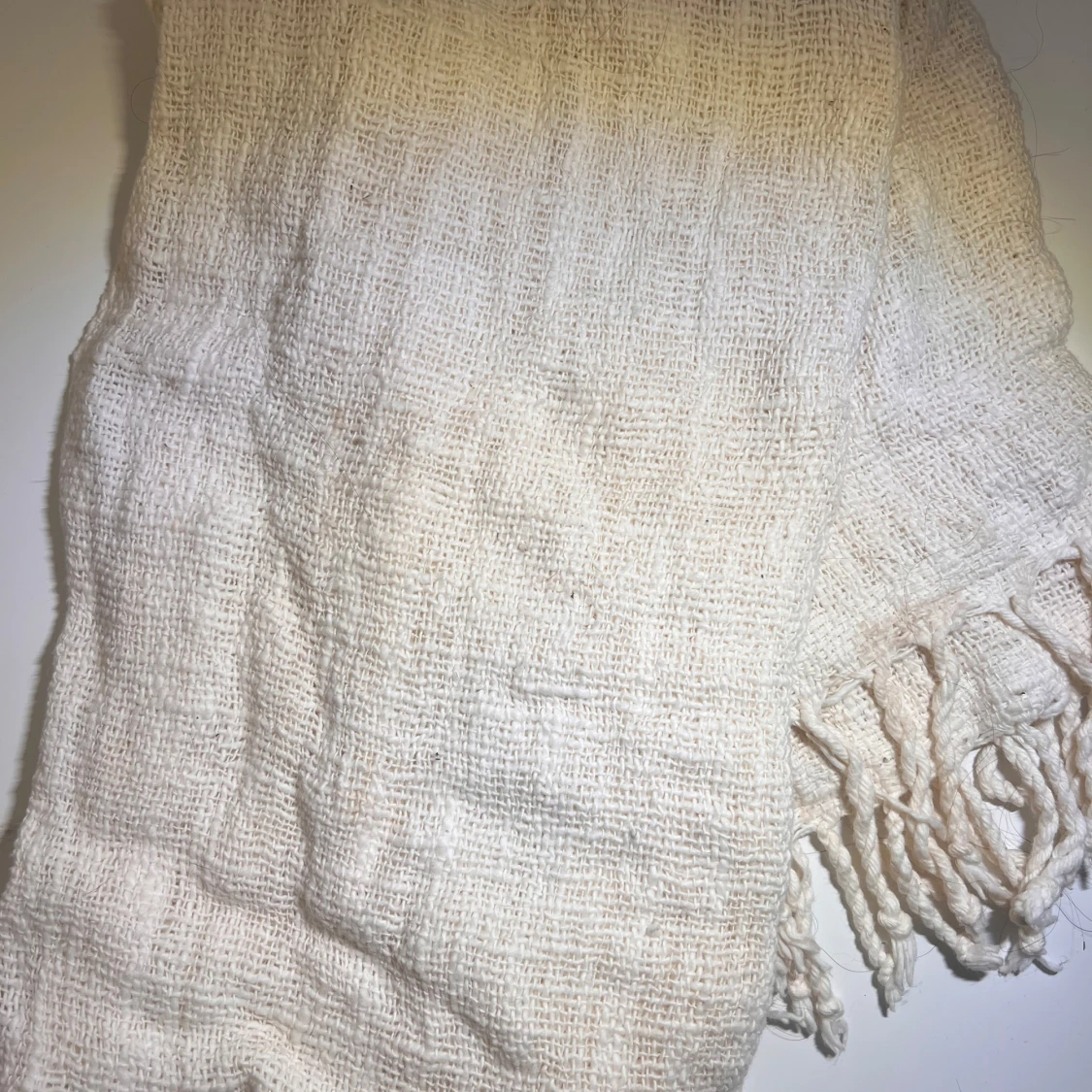 Beige halsduk med fransar