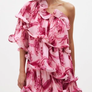 Klänning lojsans kollektion - Säljer denna superfina klänningen ifrån Lojsan Wallins senaste kollektion med NAKD. Klänningen är helt slutsåld o ligger i orginalförpackningen ( oanvänd). Om någon vill byta mot en annan storlek är det också intressant 🩷