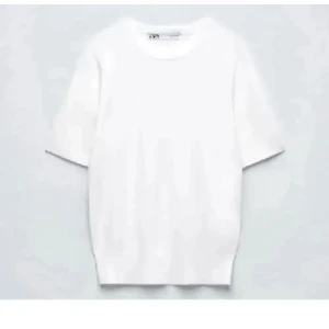 Stickad t shirt zara - Kommer inte till användning, kan självklart strykas innan jag postar den! Se kragen där de är små defekter! 💓klicka gärna på köp nu 
