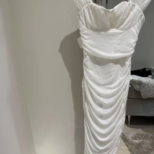 Vit klänning  -  vit klänning från Shein med draperad design och axelbandslös stil som framhäver figuren! Hann inte skicka tillbaks så säljer den nu helt ny med prislapp🩷