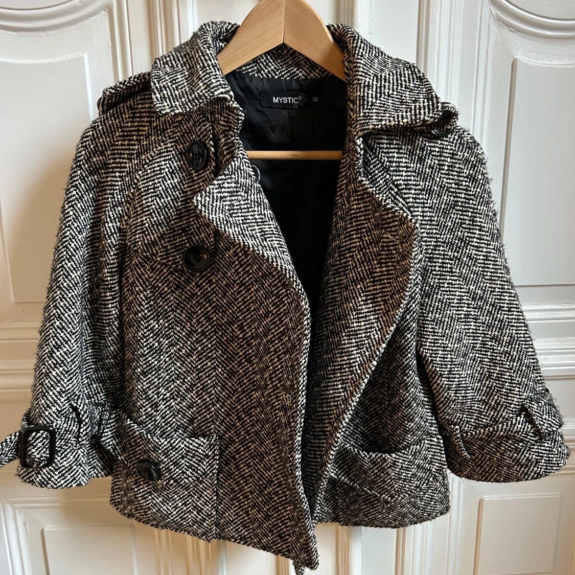 Svartvit kortärmad kappa