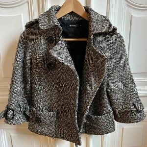 Svartvit kortärmad kappa - Säljer en svartvit kortärmad kappa i storlek S/36! 