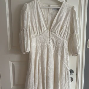 Vit klänning från Adoore - Säljer min student klänning från Adoore! Använd 1 gång. I storlek 40 men passar bra för storlek 38 också då den är lite mindre i storleken. Liten fläck på vänster insida men syns knappt på utsidan. 