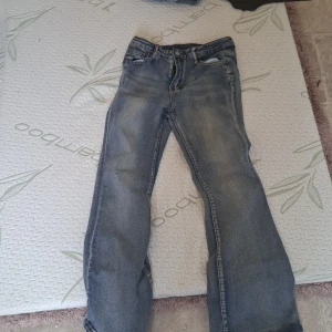 Blå jeans från Shein - Säljer ett par blå jeans från Shein i storlek 12Y. De har en klassisk femficksdesign och en lätt tvättad look. Perfekta för en avslappnad stil.