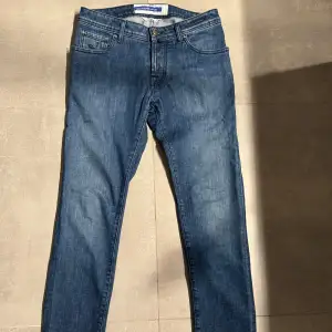 Tjena! Säljer dessa sjukt fina Jacob Cohen jeans som nästan aldrig är använda! Den klassiska Jacob Cohen doften sitter kvar! Jensens storlek är 31! Alla original tags kommer med! Hör av er vid fler frågor eller bilder 