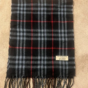 Burrberry halsduk  - Hej säljer denna burrberry halsduk i fint skick har två till bulk pris är 2000 styck pris 899 skriv vid frågor och intresse mvh Lukas 
