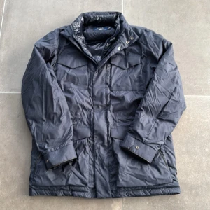 Field jacket Ralph Lauren - Säljer nu min ass snygga ralph lauren jacka då jag är sugen på något annat, ny pris ligger runt 4-5k mitt pris 3k, jättefint skick inga defekter, kan också ta byten mot andra jackor eller skor! Bara stt höra av sig vid frågor eller fler bilder.Billigare vid snabb affär! Mvh Europa Resell