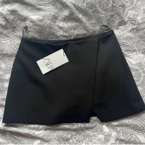 Kjol Zara - Super fin kjol från Zara som aldrig är använd💓Nypris är cirka 350kr, storlek M men den är liten i storleken🌟