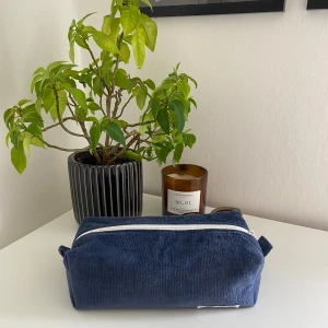 Blå necessär i Manchester  - Handsydd necessär i blå Manchester, toppen att ha smink eller packa med det nödvändiga till resan. 