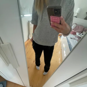 svarta ribbade ltb jeans - säljer ett par fina ribbade ltb jeans som är mid rise och bootcut, använt en gång💞