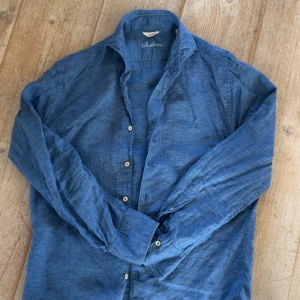 Blå linneskjorta från Stenströms - Säljer en stilren blå linneskjorta från Stenströms i slim fit. Skjortan är en lite ljusare blå som kan vara extremt snyggt nu till sommaren! ☀️Storleken är S och skulle säga att den passar någon mellan 165-175 cm! ⭐️(säljer då den är lite för liten) Skriv gärna om ni har några funderingar!!🤗🤗