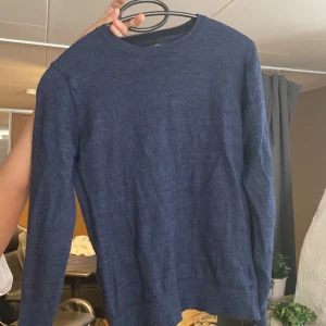 Blå merinoull sweatshirt  - Tja säljer denna mörkblå merinoull sweatshirt ifrån brunn och stengade, tröjan är i storlek s men sitter bättre som xs, skick 8/10 pris kan diskuteras hör av er !