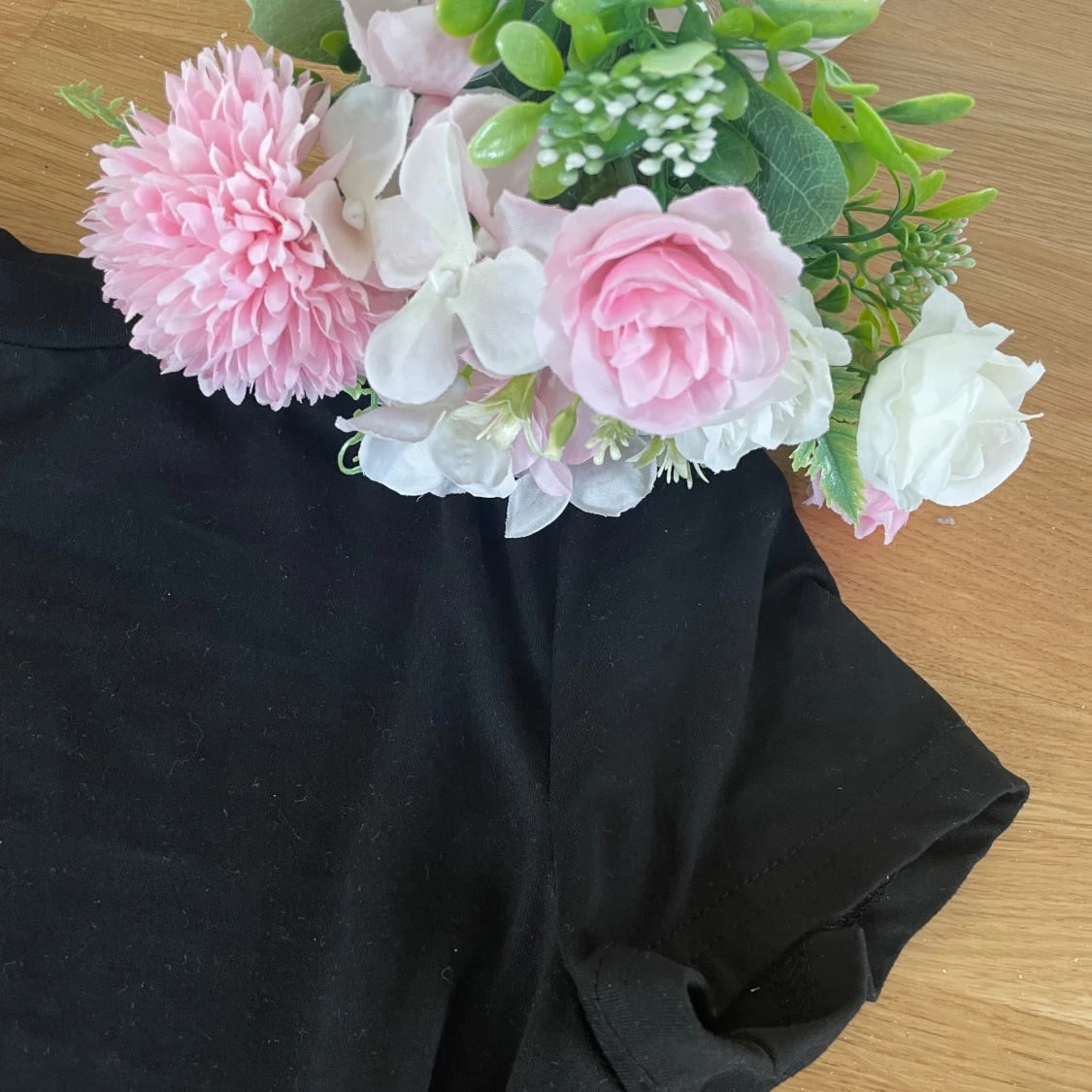 Svart klänning med blommig detalj - 1