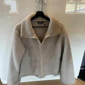Beige teddyjacka med dragkedja - Knappt använd teddy jacka från lager157 