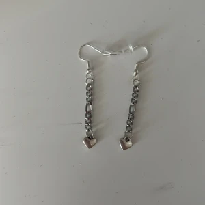 Hemmagjorda silverörhängen med kedjor och hjärtan - Hemmagjorda silverörhängen med kedjor och små hjärtan💕 Säljs i par