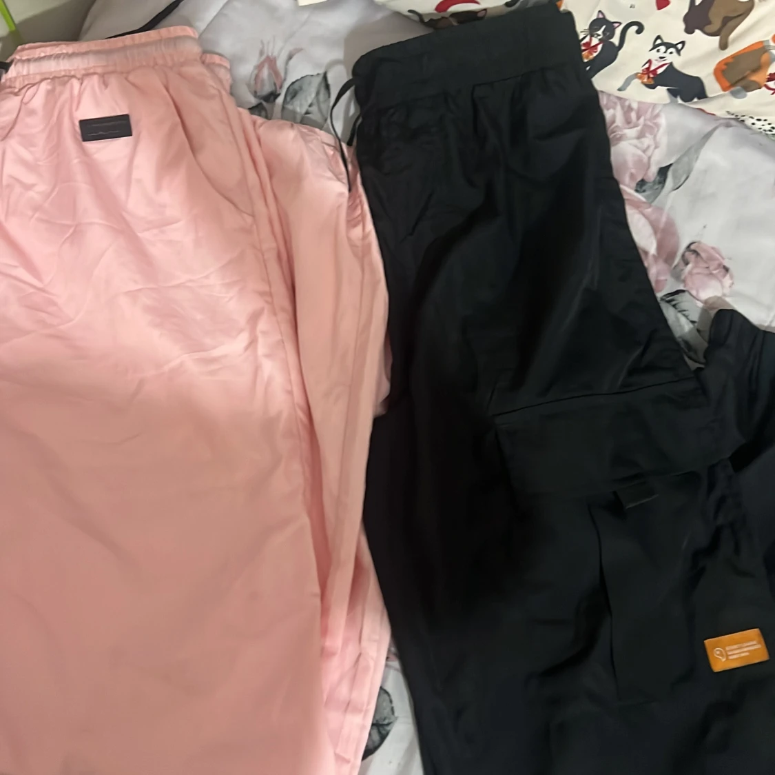 Rosa och svarta byxor