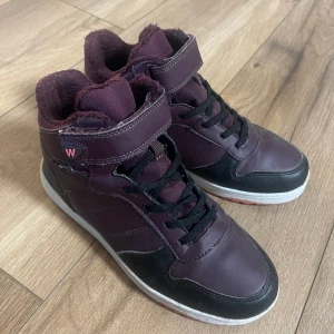 Warp skor - Lilla warp skor används men inte så slitna. Skorna har en hög modell med vadderad insida för extra komfort. Perfekta för en cool och avslappnad stil. Storlek 36, unisex. 