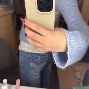 Blå bootcut jeans från Shein - Snygga blå bootcut jeans från Shein med dekorativa detaljer på bakfickorna. Perfekta för en trendig look med sin klassiska bootcut-stil och bekväma passform.