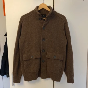 Brun stickad kofta/cardigan med knappar - Kofta/cardigan köpt second hand, storlek M men passar även L. Mycket bra skick