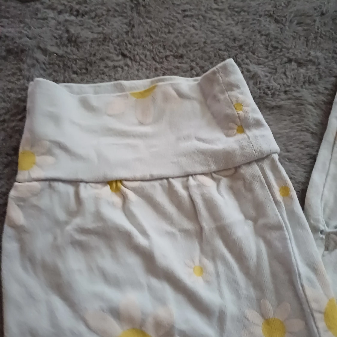 Blommiga pyjamasbyxor med snörning - 2