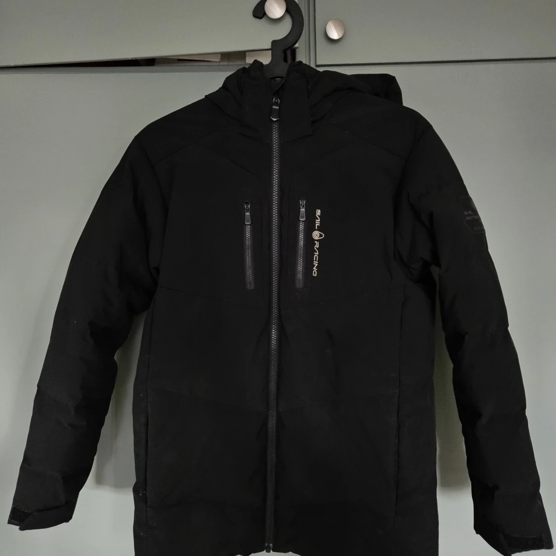 Svart dunjacka från Sail Racing