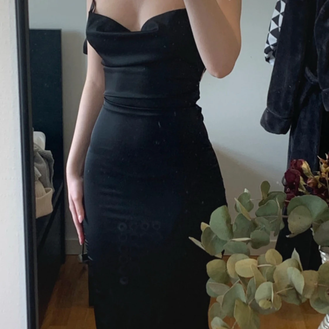 Svart långklänning med snörning