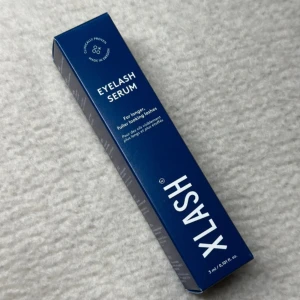 Xlash Eyelash Serum 3ml - Xlash Eyelash Serum i snygg blå förpackning, 3 ml. Serumet är framtaget för att ge längre och fylligare fransar och är kliniskt bevisat. Perfekt för dig som vill boosta dina naturliga fransar med ett enkelt steg i din rutin. 