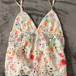 Blommigt linne från Gina Tricot - Supersöt blommig linnetopp från Gina Tricot med tunna justerbara axelband! Köpt i somras men aldrig använd💕