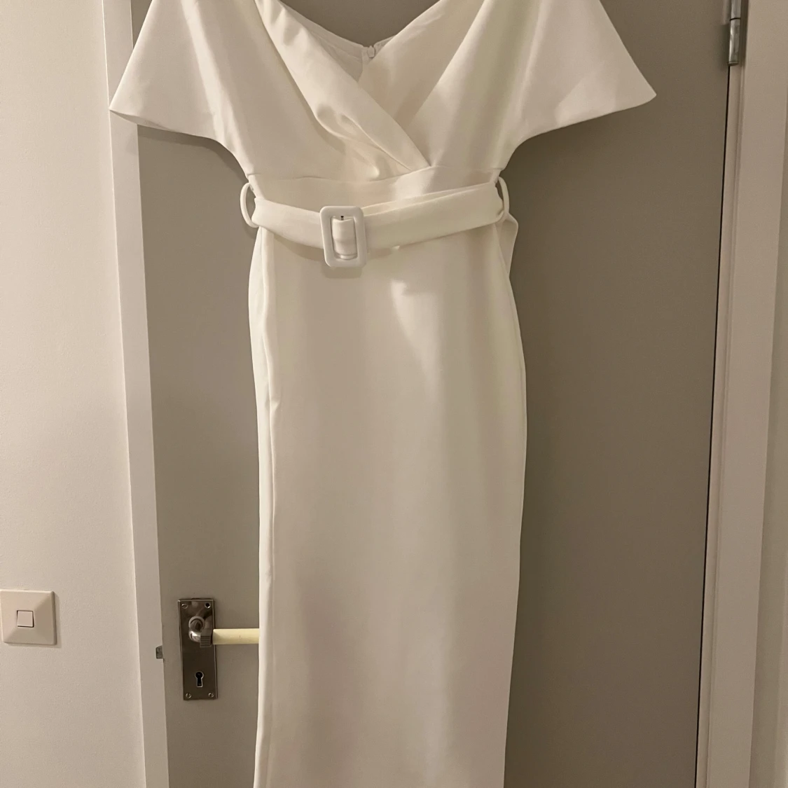 Vit offshoulder långklänning med bälte